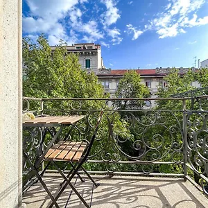 Casa Alberto Da Giussano, Elegante Bilocale In Centro Con Balcone Sul Parco Milan